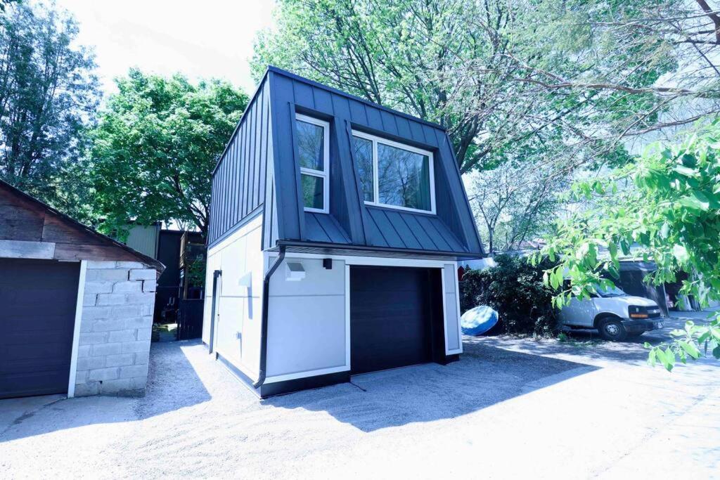 Cozy 1 Bedroom Laneway House Downtown Eastside Apartment *