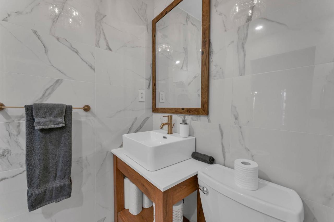 Apartment Amazing Fully Renovated On Queen St. *