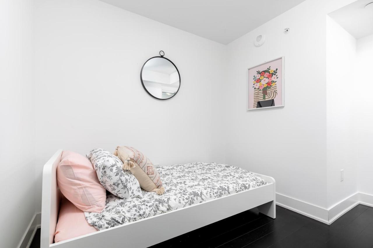 Upscale & Modern 2bd + Den 2ba Heart Of Downtown! * Toronto