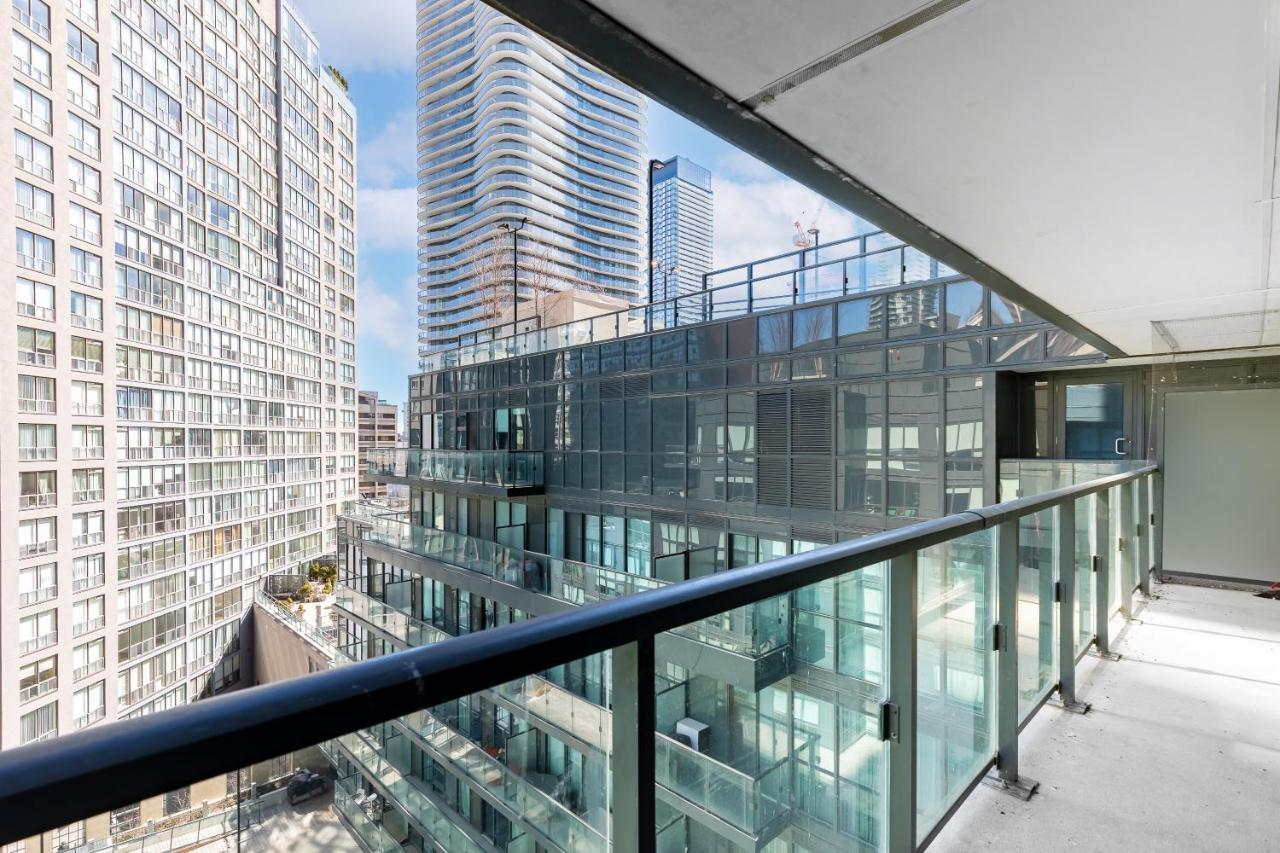 Apartment Upscale & Modern 2bd + Den 2ba Heart Of Downtown!