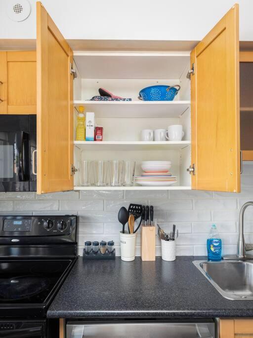 Very Cozy 1br Townhome By Lakeshore! * Toronto