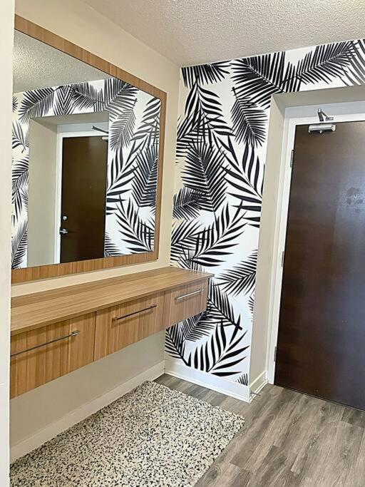 Exquisite By Cn Tower- Dwtown , To Apartment Toronto