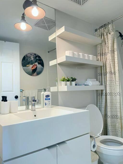 Exquisite By Cn Tower- Dwtown , To Apartment *