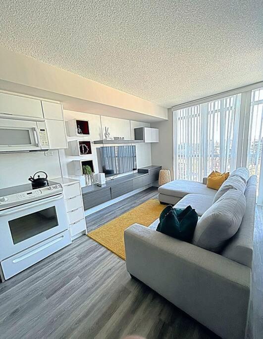 Exquisite By Cn Tower- Dwtown , To Apartment Toronto