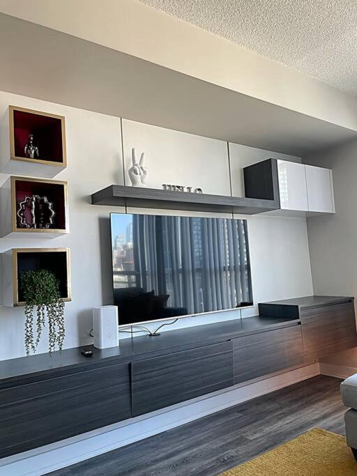 Exquisite By Cn Tower- Dwtown , To Apartment