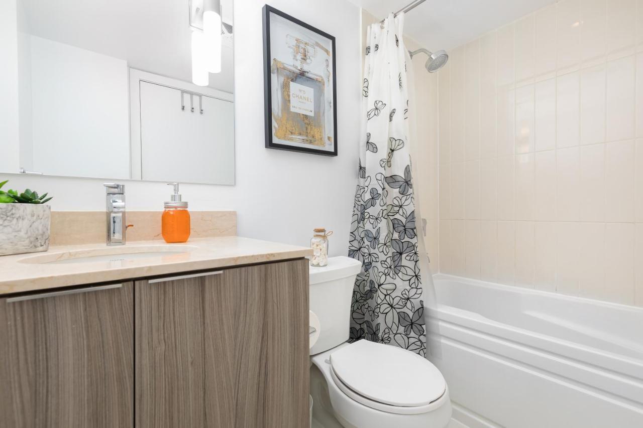 Micro Studio In Heart Of Downtown! Apartment Toronto