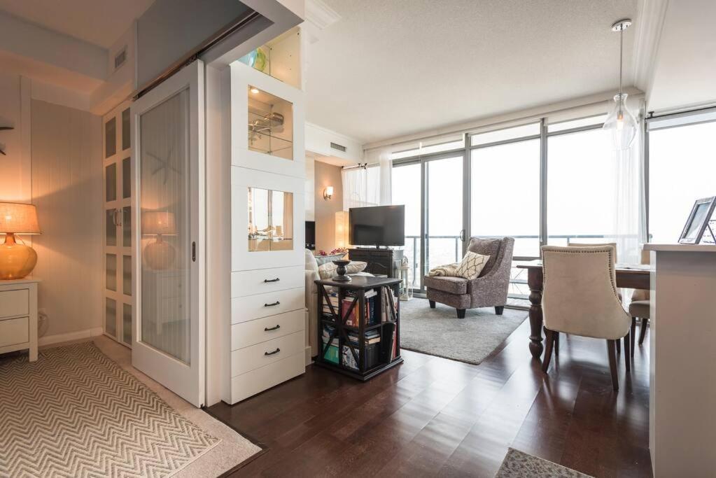 Stunning With Fantastic View Of The City! Apartment