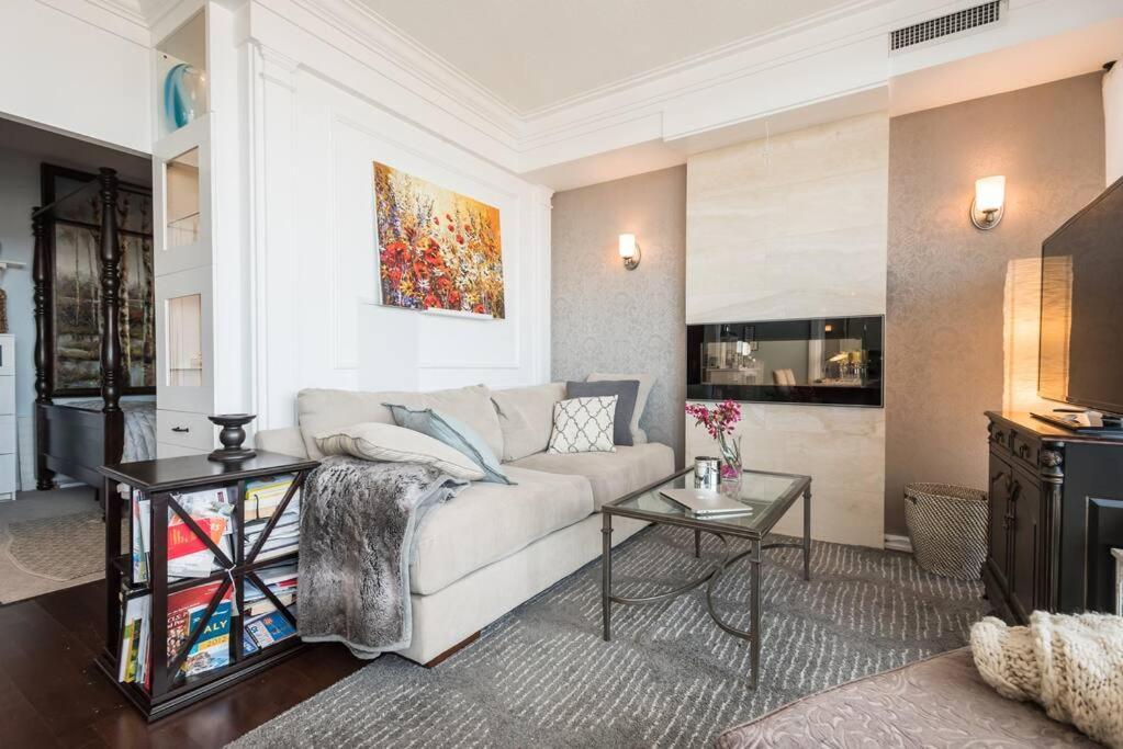 Stunning With Fantastic View Of The City! Apartment