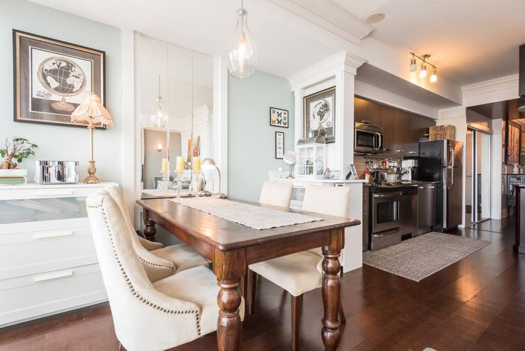 Apartment Stunning With Fantastic View Of The City! *