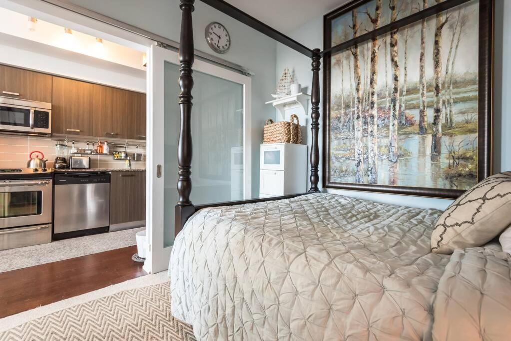 Apartment Stunning With Fantastic View Of The City!