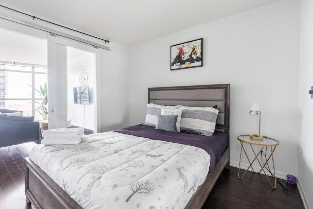 1 Bdrm With Lakeshore Views Free Parking In Downtown Apartment