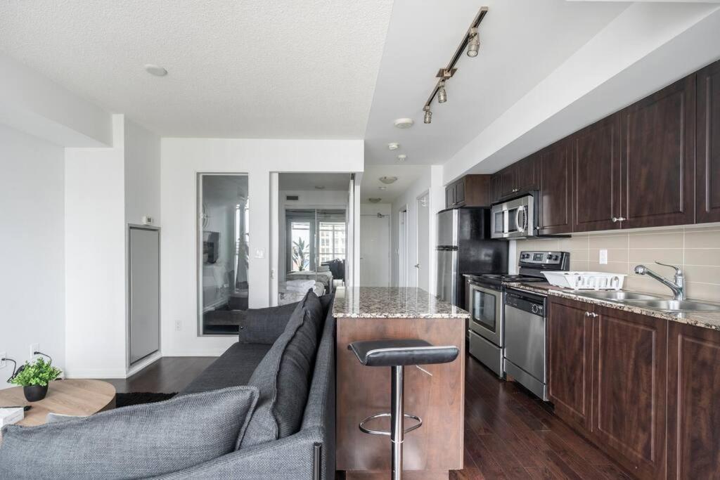 1 Bdrm With Lakeshore Views Free Parking In Downtown