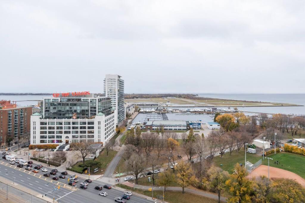 1 Bdrm With Lakeshore Views Free Parking In Downtown Apartment *