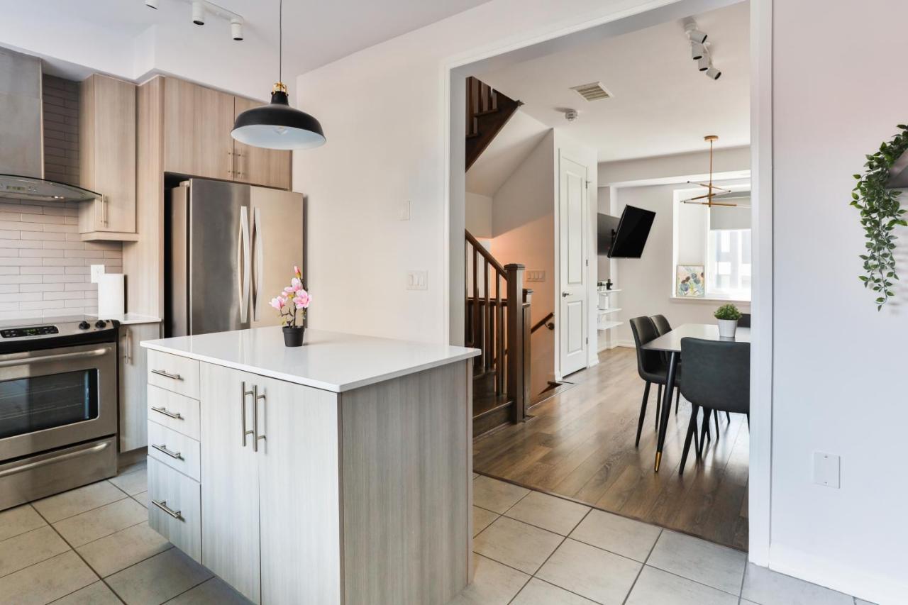 Ferienhaus 3bdr Townhouse In Downsview Park - Free Parking - 25 Min To Downtown *