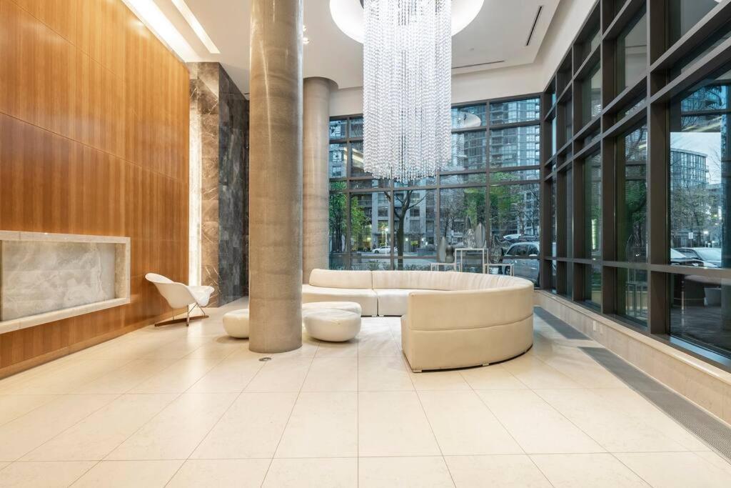 Apartment 1 Bdrm With Lakeshore Views Free Parking In Downtown *