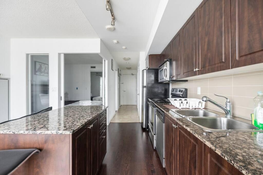 Apartment 1 Bdrm With Lakeshore Views Free Parking In Downtown Toronto