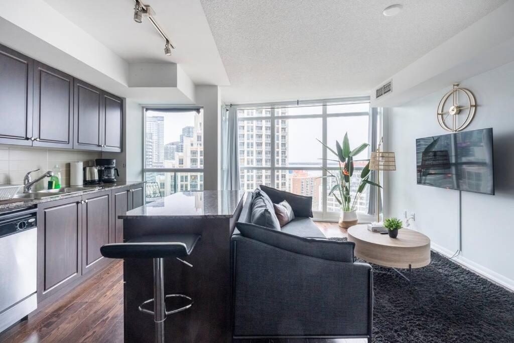 1 Bdrm With Lakeshore Views Free Parking In Downtown Toronto