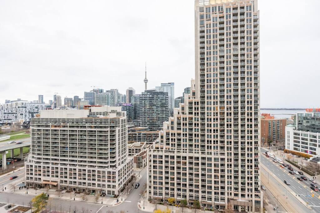1 Bdrm With Lakeshore Views Free Parking In Downtown Apartment