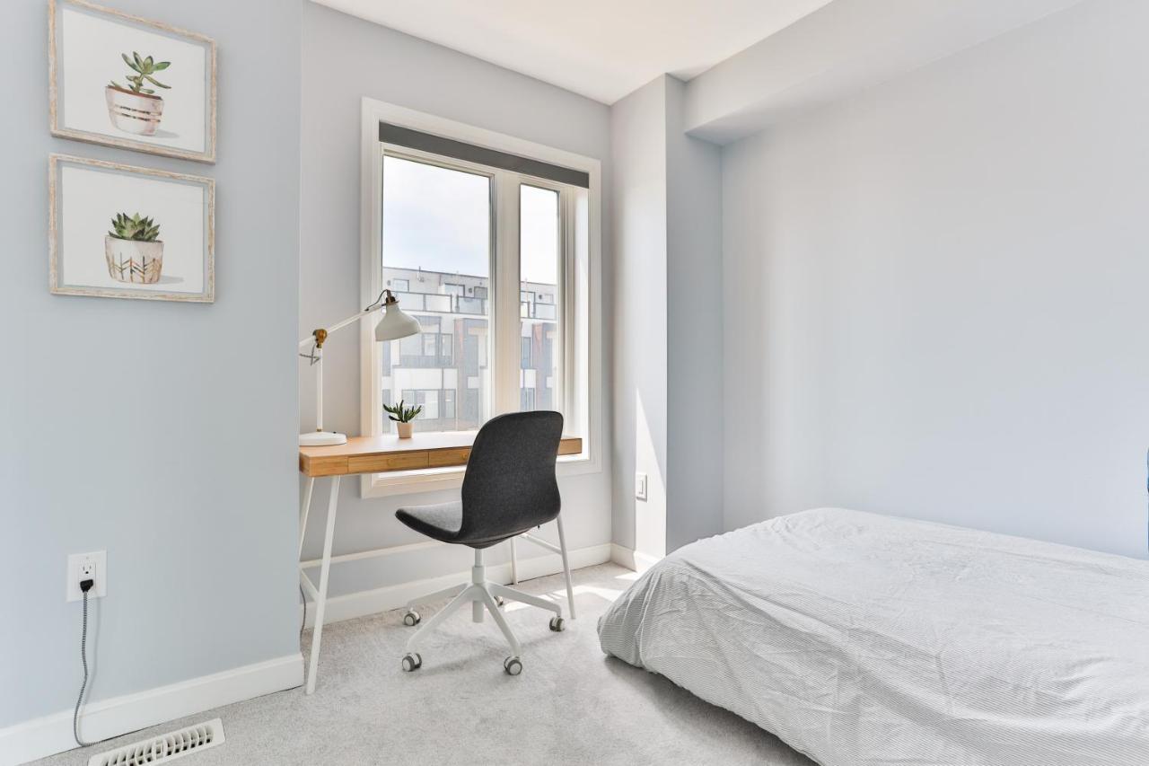 Ferienhaus 3bdr Townhouse In Downsview Park - Free Parking - 25 Min To Downtown Toronto