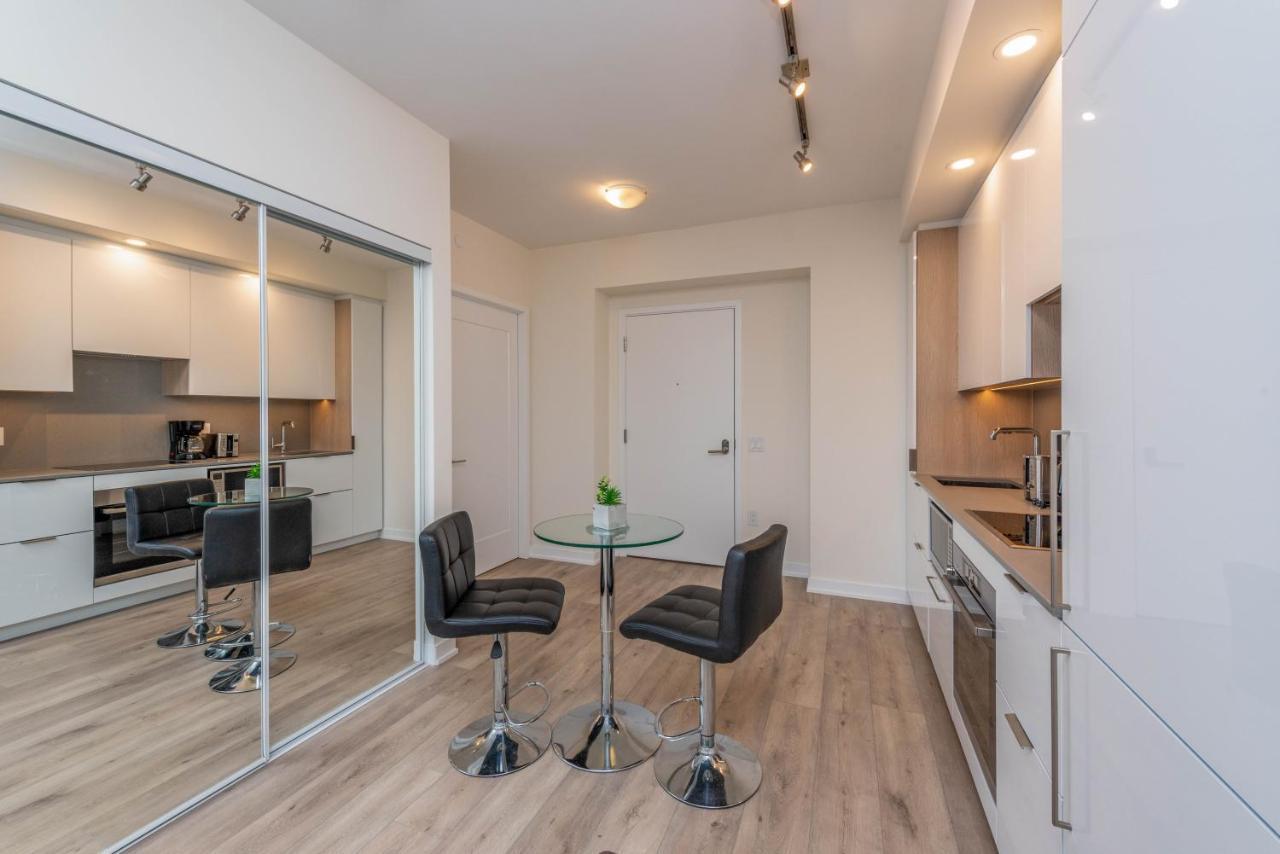 Pristine 1br + Den -harbour Front Downtown - Apartment *
