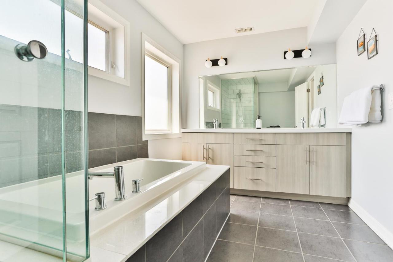 Ferienhaus 3bdr Townhouse In Downsview Park - Free Parking - 25 Min To Downtown *
