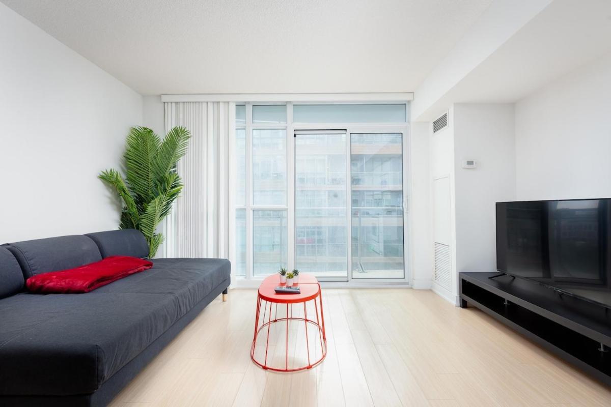 Perfectly Downtown With Free Parking * Toronto