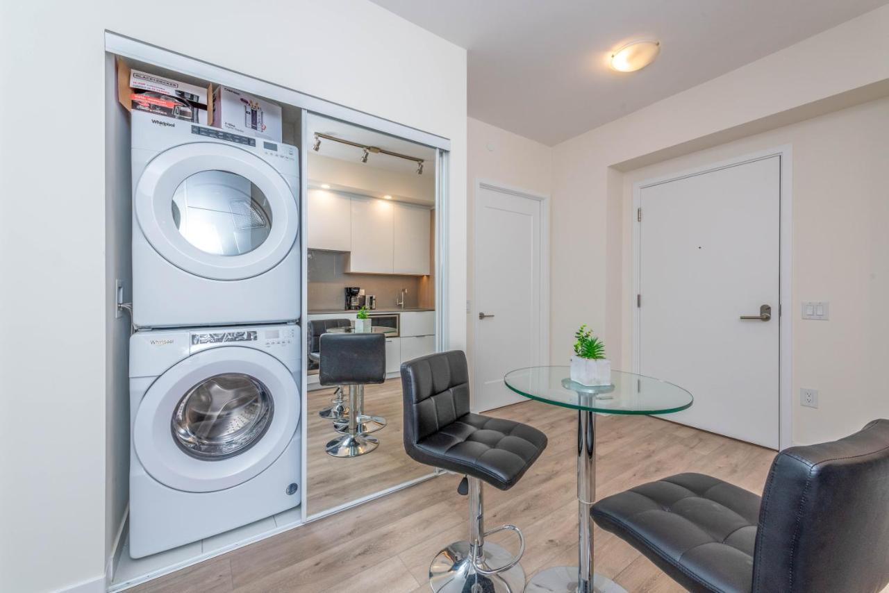 Pristine 1br + Den -harbour Front Downtown -