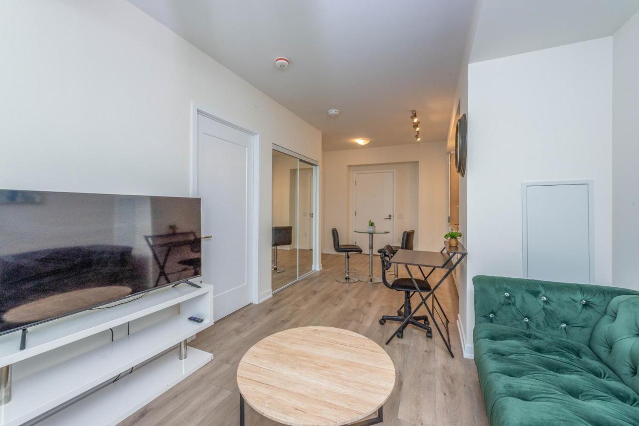 Apartment Pristine 1br + Den -harbour Front Downtown -