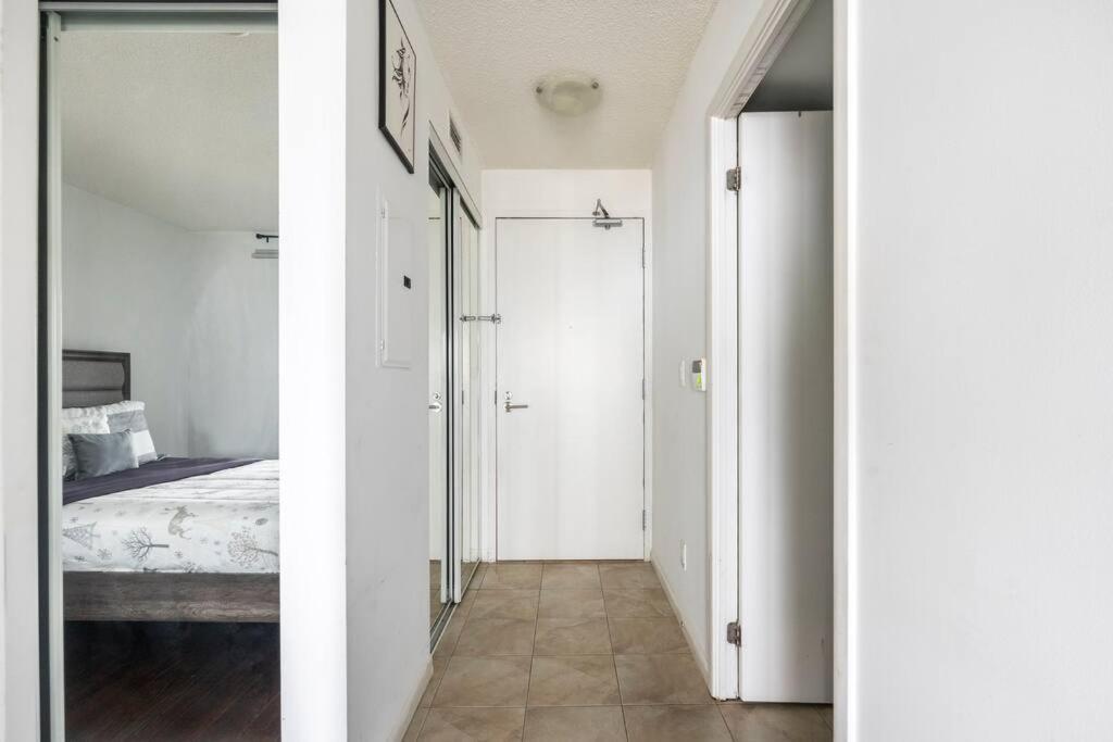 Apartment 1 Bdrm With Lakeshore Views Free Parking In Downtown