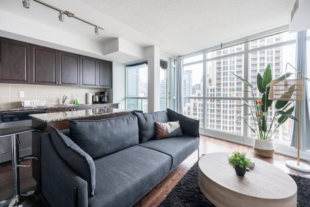 1 Bdrm With Lakeshore Views Free Parking In Downtown *