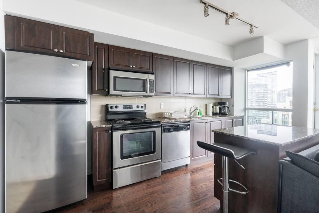 1 Bdrm With Lakeshore Views Free Parking In Downtown Apartment *
