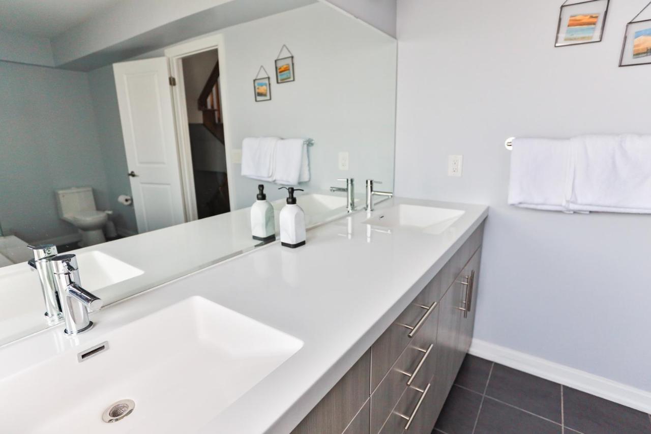 Ferienhaus 3bdr Townhouse In Downsview Park - Free Parking - 25 Min To Downtown