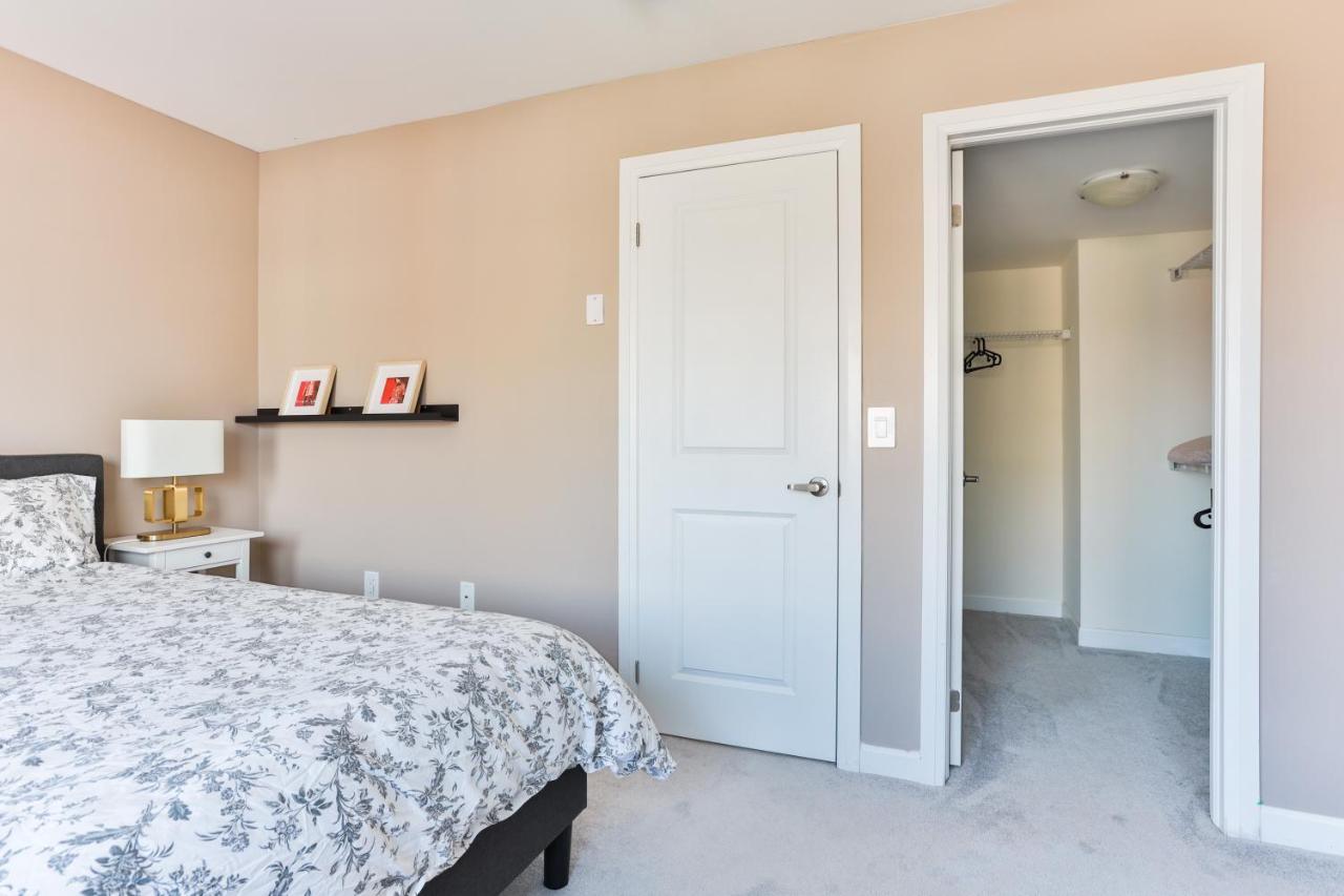 Ferienhaus 3bdr Townhouse In Downsview Park - Free Parking - 25 Min To Downtown
