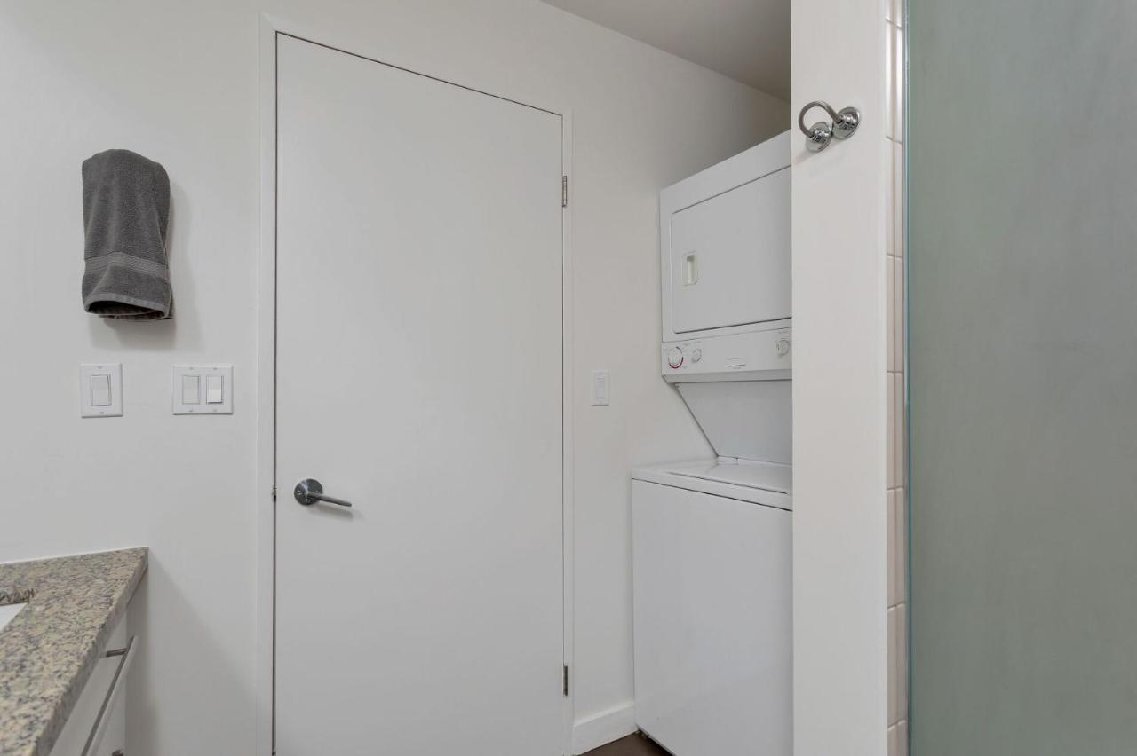 2 Bedroom W Terrace And Parking! Toronto