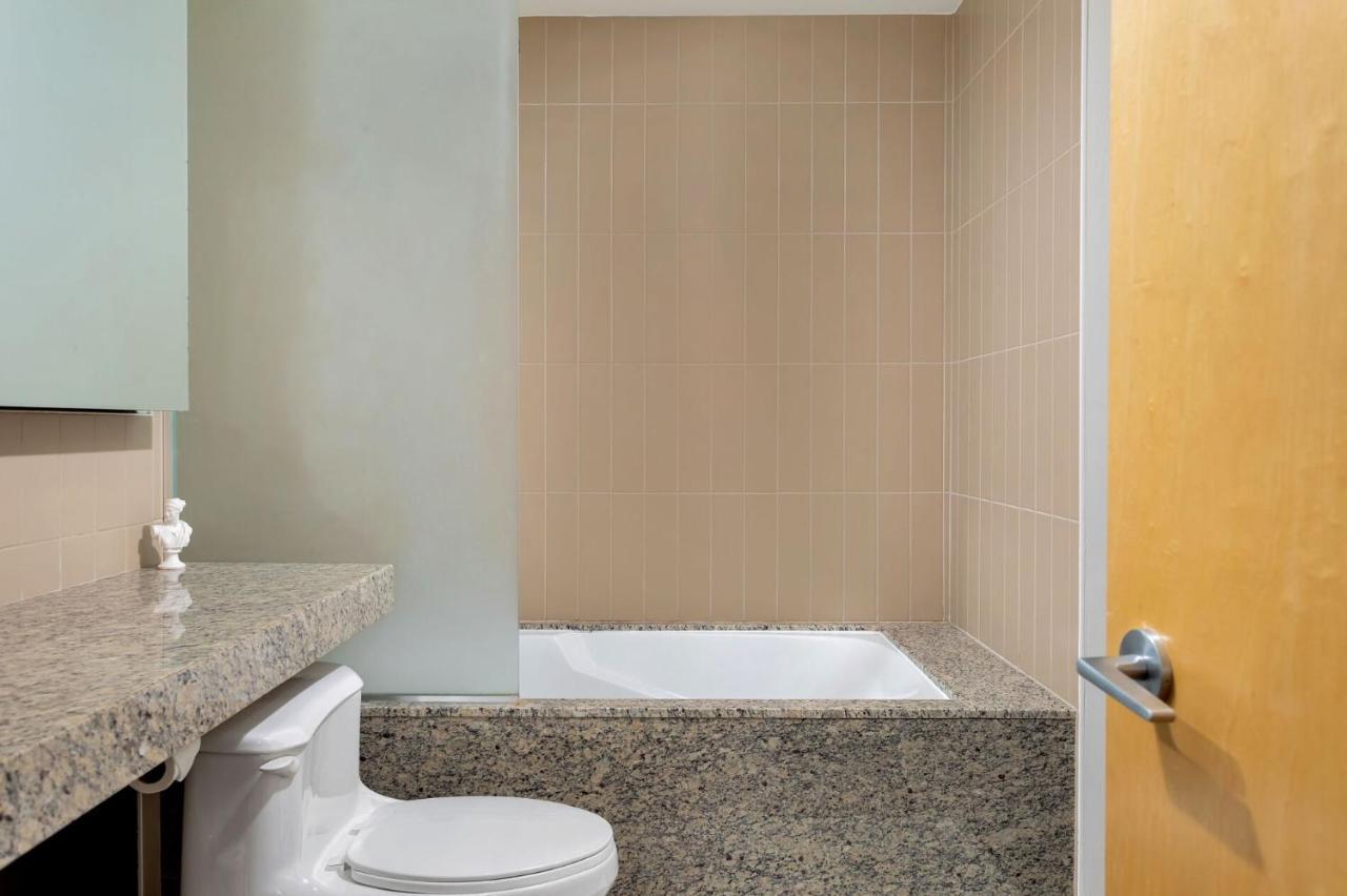 2 Bedroom W Terrace And Parking! Toronto