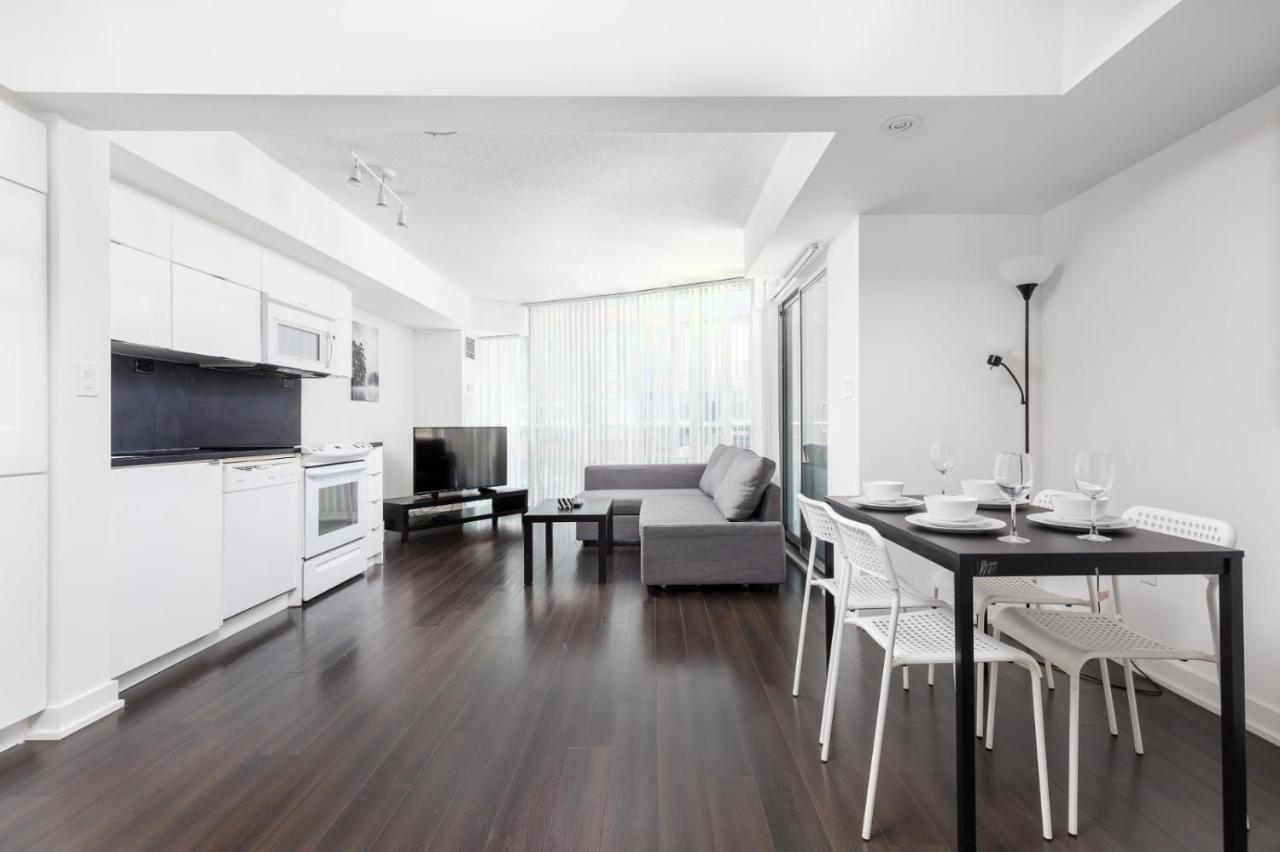 Perfectly Downtown With Free Parking Apartment Toronto