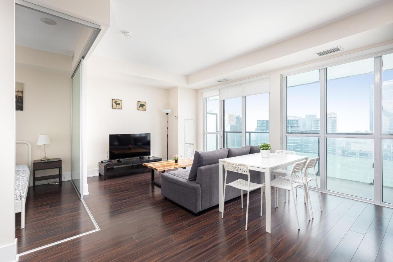 Apartment Across From The Cn Tower, Metro Convention Centre And Rogers Centre In Downtown Core