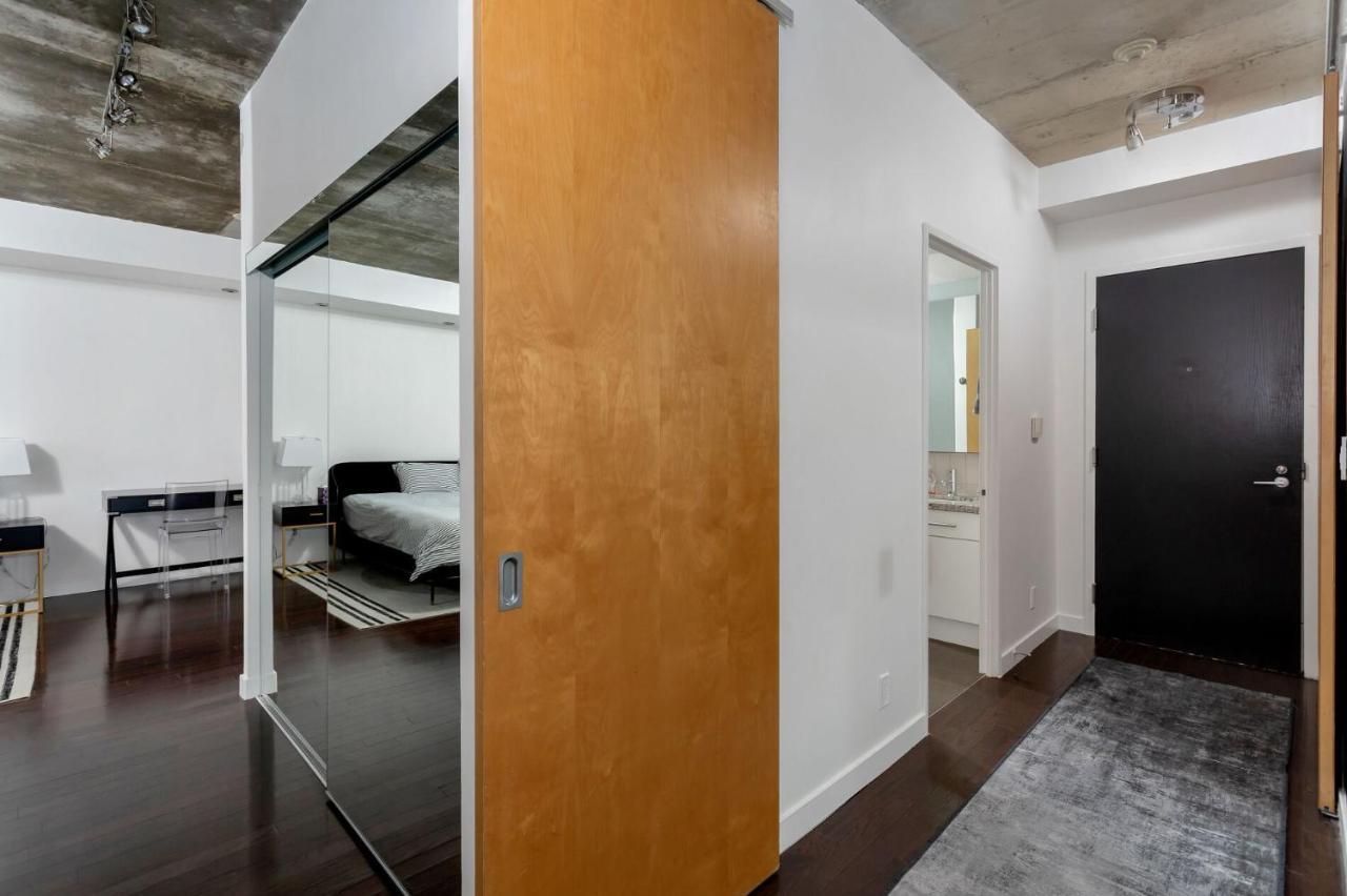 2 Bedroom W Terrace And Parking! *