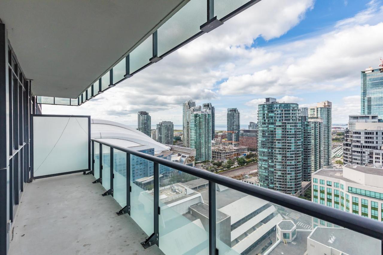 Across From The Cn Tower, Metro Convention Centre And Rogers Centre In Downtown Core Apartment *