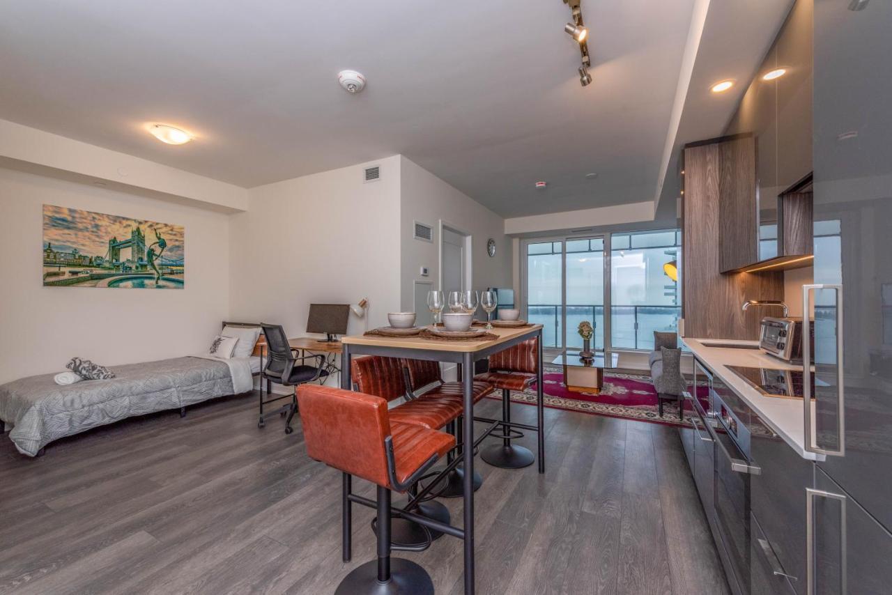 Apartment Pristine 1br + Den -harbour Front Downtown - Toronto