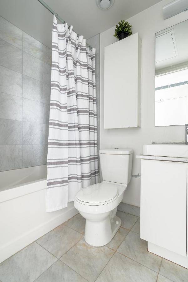 Apartment Downtown Step To Cn Tower ,scotiabank Arena .union Station