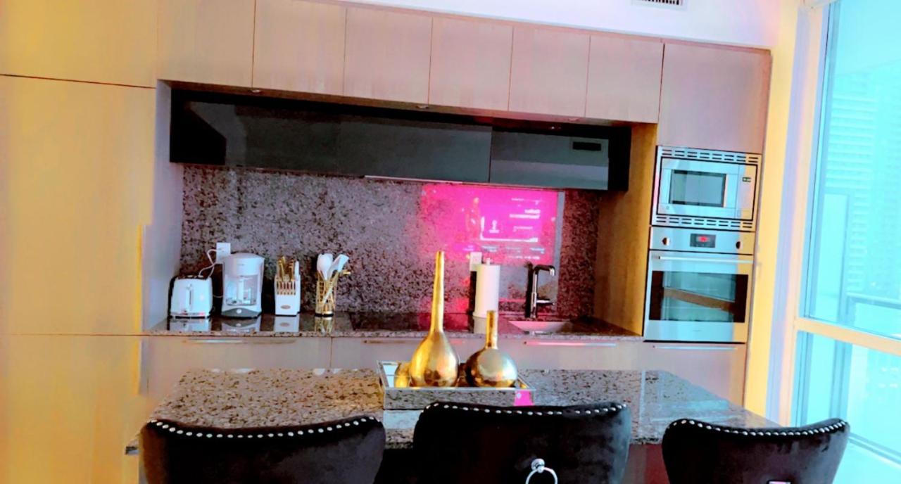 Luxury Cn Tower View Apartment