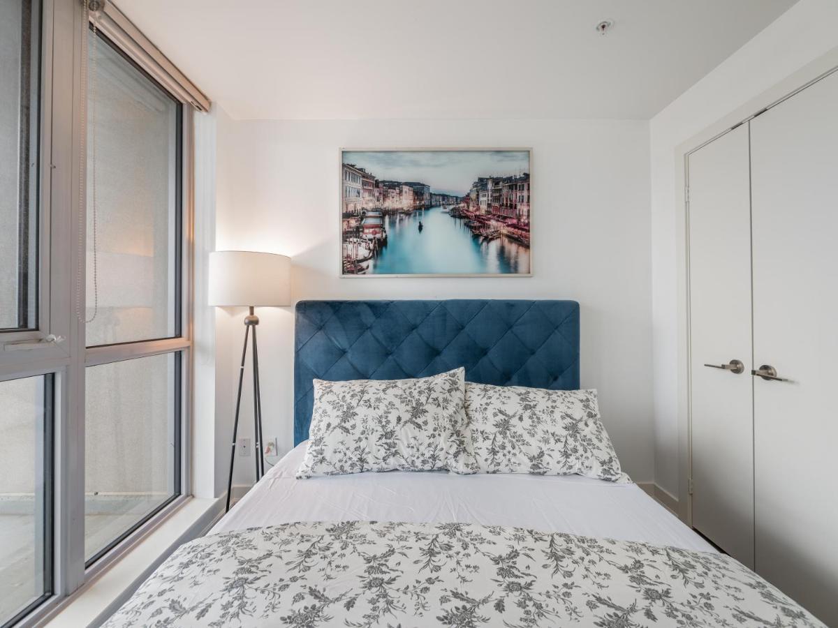 High-end 2 Bedroom - Entertainment District, Downtown - Skyline View & Balcony Toronto