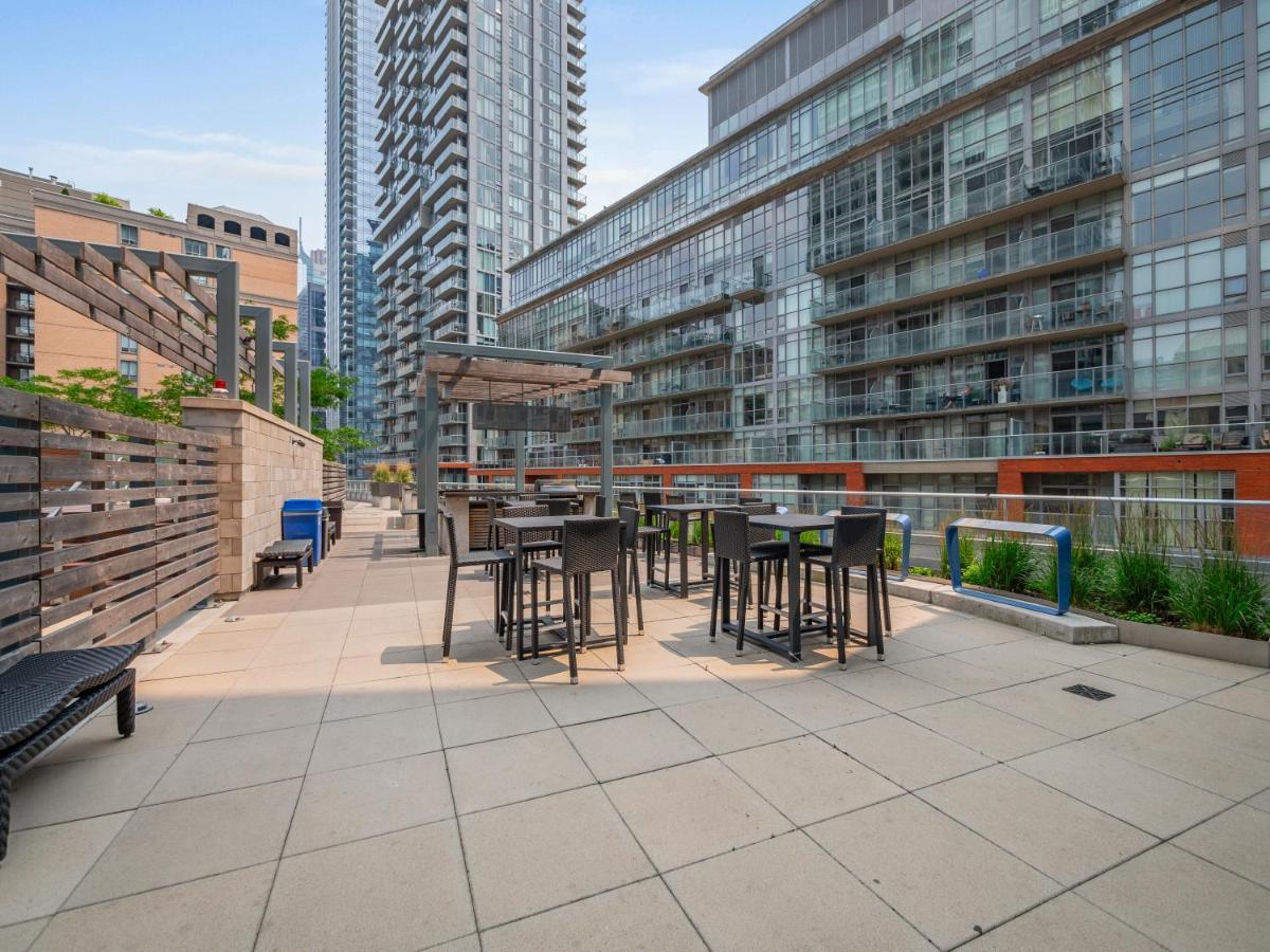 High-end 2 Bedroom - Entertainment District, Downtown - Skyline View & Balcony *