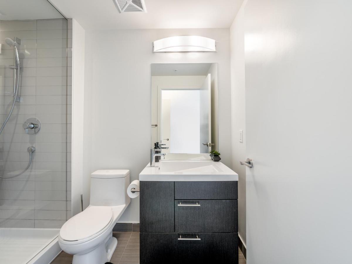 High-end 2 Bedroom - Entertainment District, Downtown - Skyline View & Balcony Apartment *