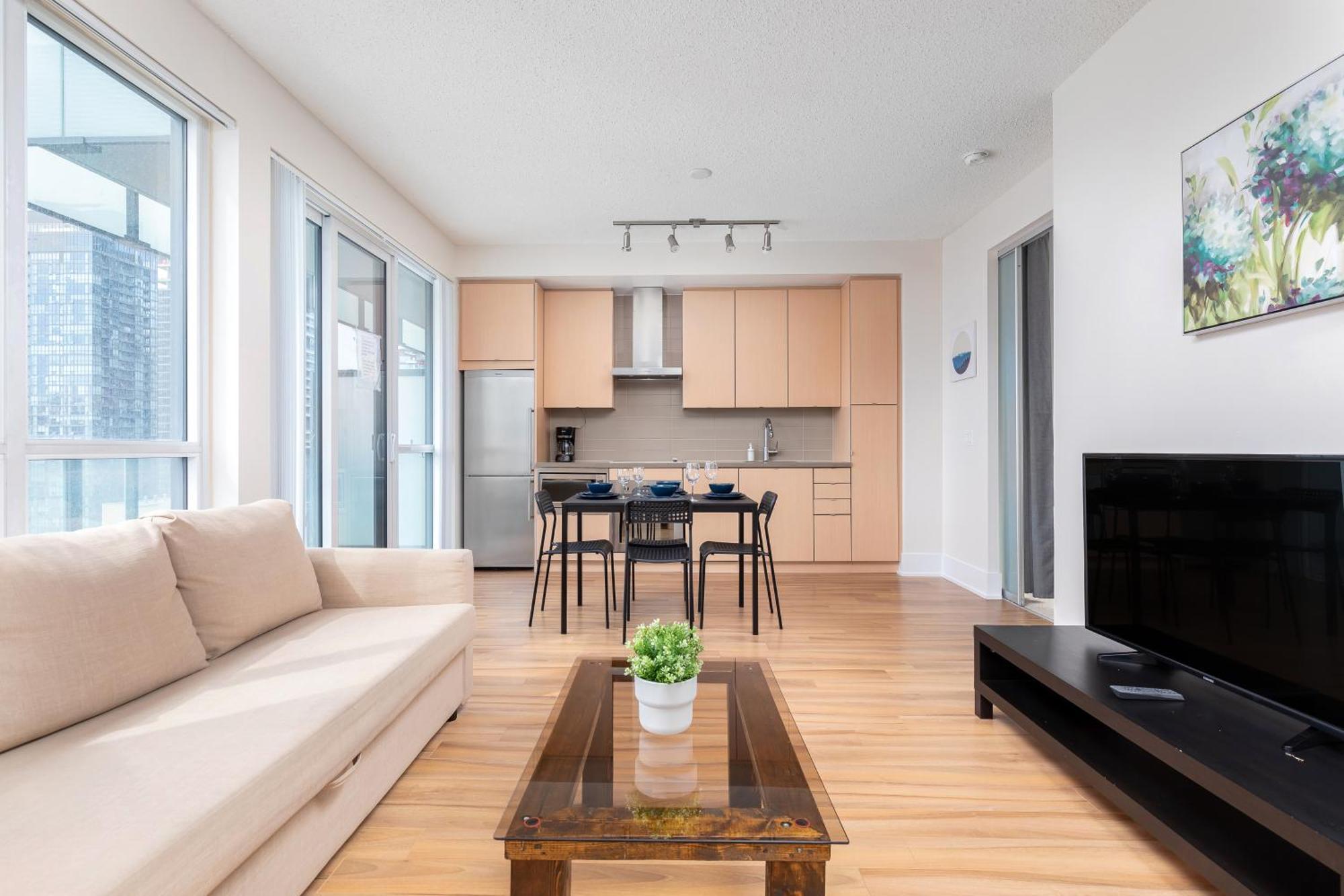 Centrally Located In The Heart Of Downtown Apartment *
