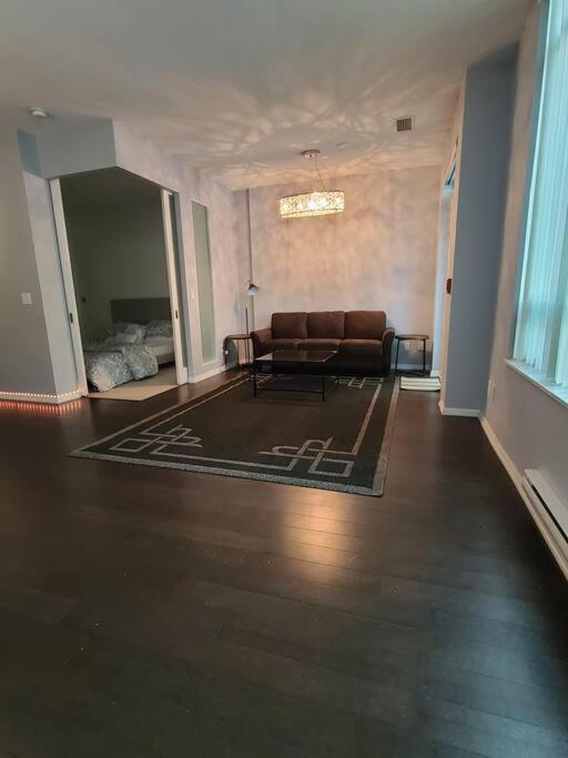 Luxury Lakefront Condo+free Parking+pool+gym+patio *