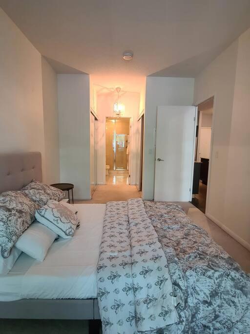 Apartment Luxury Lakefront Condo+free Parking+pool+gym+patio