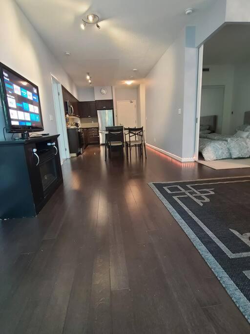 Luxury Lakefront Condo+free Parking+pool+gym+patio Apartment