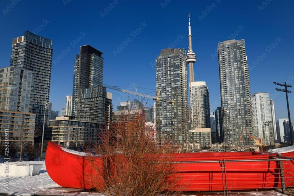 Luxury Lakefront Condo+free Parking+pool+gym+patio Apartment